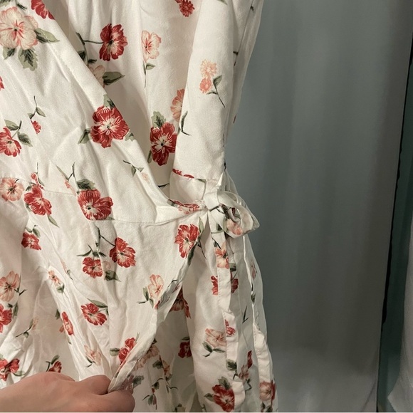 Hollister floral romper size small - Picture 3 of 9